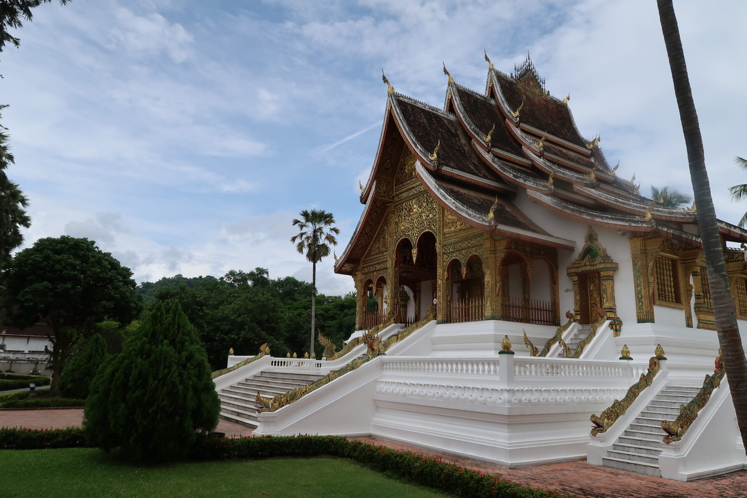 Mehr über den Artikel erfahren Luang Prabang nach Chiang Mai – Tempelbesichtigung und 21h Busfahrt