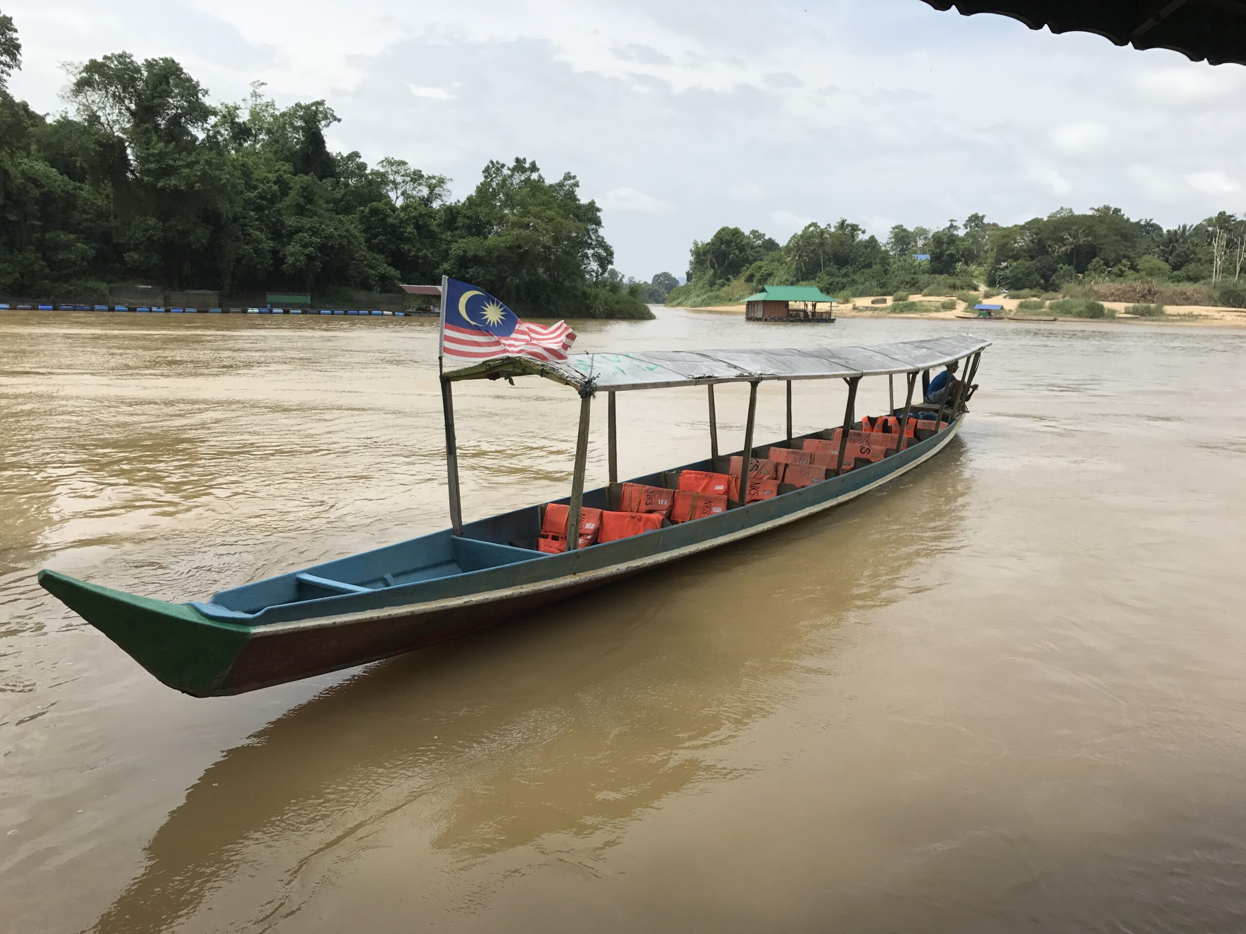 Mehr über den Artikel erfahren Tanah Rata nach Kuala Tahan – Lange Flussfahrt zur nächsten Unterkunft